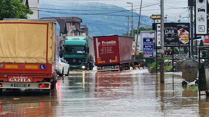 novi-problemi-sa-padavinama-u-novom-pazaru!-potopljena-ulica