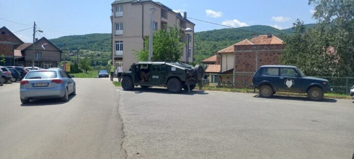 pojacano-prisustvo-kfora-u-leposavicu,-helikopter-nadlece-ovo-podrucje