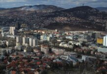 Sarajevo: Bačena eksplozivna naprava kod gradske skupštine, oštećen automobil sarajevo:-bacena-eksplozivna-naprava-kod-gradske-skupstine,-ostecen-automobil
