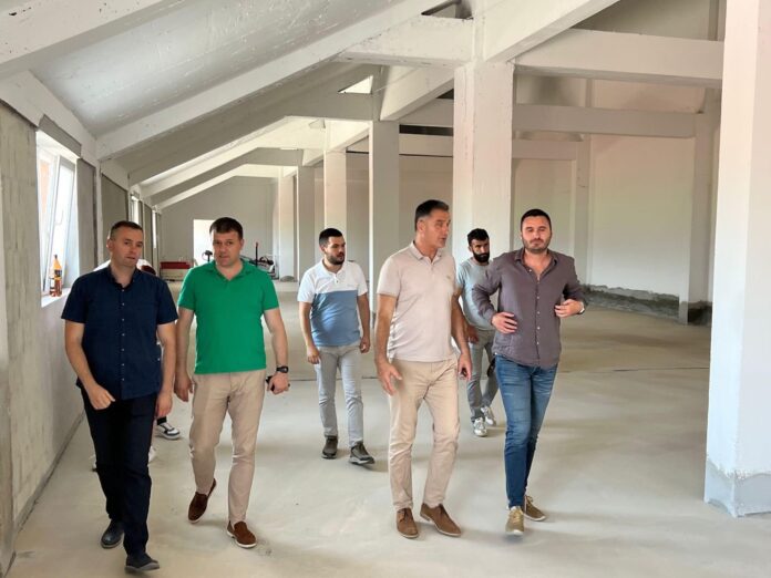 gradonacelnik-bisevac-i-ministar-memic-obisli-radove-na-dogradnji-hotela-na-atletskom-stadionu-u-novom-pazaru