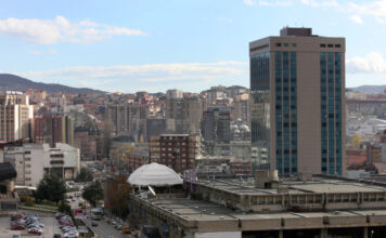 Priština: U pucnjavi i tuči u lokalu 17 povređenih, sedmoro vatrenim oružjem pristina:-u-pucnjavi-i-tuci-u-lokalu-17-povredjenih,-sedmoro-vatrenim-oruzjem