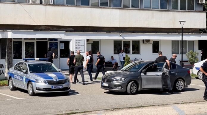 uhapsena-grupa-dilera-medju-kojima-je-maloletnica!-prenosili-drogu-iz-novog-pazara-za-beograd