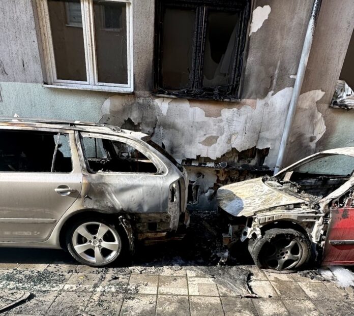 zapaljena-dva-automobila-u-centru-novog-pazara!-vatra-zahvatila-i-zgradu