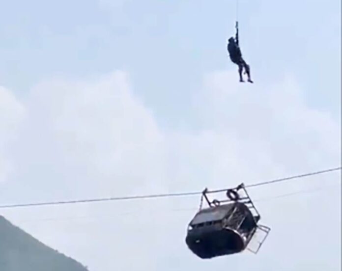 heroj-jedva-nosi-dete-sa-zicare!-stravican-snimak-spasavanja-nad-provalijom-od-400-metara,-obustavljena-akcija