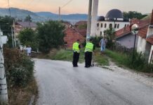 Nesvakidašnja saobraćajka u Novom Pazaru! Automobil udario u krov kuće (FOTO) nesvakidasnja-saobracajka-u-novom-pazaru!-automobil-udario-u-krov-kuce-(foto)