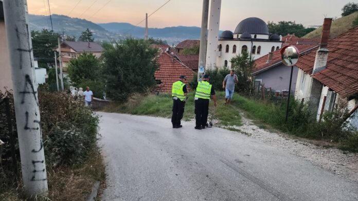 nesvakidasnja-saobracajka-u-novom-pazaru!-automobil-udario-u-krov-kuce-(foto)