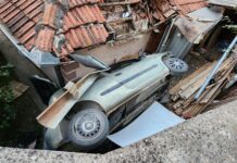 Vozač koji je “sleteo” na krov kuće bio pod dejstvom alkohola vozac-koji-je-“sleteo”-na-krov-kuce-bio-pod-dejstvom-alkohola