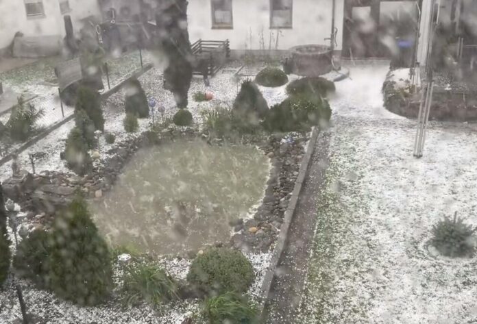 povredjeno-najmanje-30-osoba-u-nevremenu-u-nemackoj!-oluja-lomila-stabla,-ostecene-zgrade,-drvo-palo-na-auto,-zena-bila-unutra