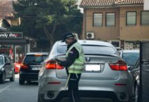 Tragedija izbegnuta za dlaku: Vozač bmw-a u Novom Pazaru pokušao da pobegne policiji pa udario i razvalio zaštitnu ogradu na trotoaru tragedija-izbegnuta-za-dlaku:-vozac-bmw-a-u-novom-pazaru-pokusao-da-pobegne-policiji-pa-udario-i-razvalio-zastitnu-ogradu-na-trotoaru