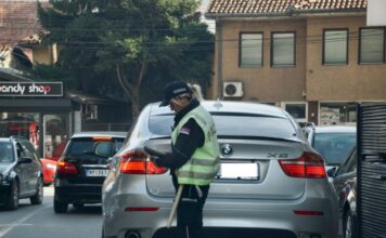 Tragedija izbegnuta za dlaku: Vozač bmw-a u Novom Pazaru pokušao da pobegne policiji pa udario i razvalio zaštitnu ogradu na trotoaru tragedija-izbegnuta-za-dlaku:-vozac-bmw-a-u-novom-pazaru-pokusao-da-pobegne-policiji-pa-udario-i-razvalio-zastitnu-ogradu-na-trotoaru