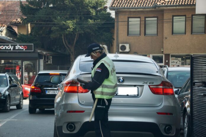 tragedija-izbegnuta-za-dlaku:-vozac-bmw-a-u-novom-pazaru-pokusao-da-pobegne-policiji-pa-udario-i-razvalio-zastitnu-ogradu-na-trotoaru
