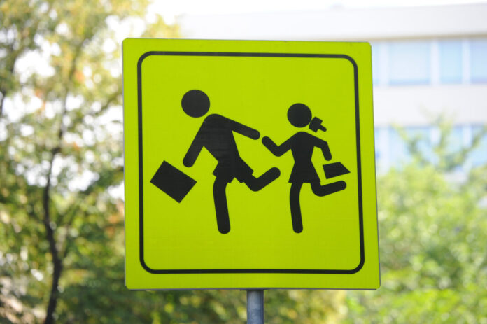 u-skoli-kod-novog-pazara-ove-godine-samo-jedan-djak-prvak:-irena-u-ucionici-sedi-sama,-jedino-drustvo-joj-je-ucitelj,-sa-njim-deli-radosti,-brige,-pa-i-uzinu