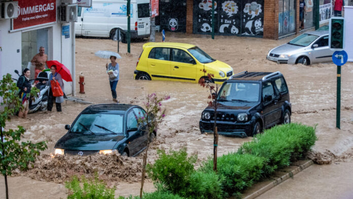 filip-sa-zenom-nestao-u-olujnom-nevremenu-u-grckoj:-bujica-odnela-njihovu-vikendicu-u-more,-gubi-im-se-svaki-trag