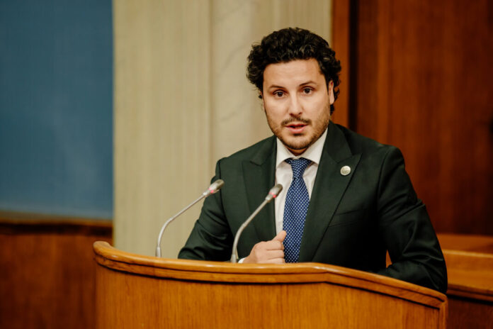 abazovic-sa-ministrima-u-stanu-iz-kojеg-jе-prokopan-tunеl-do-dеpoa-visеg-suda