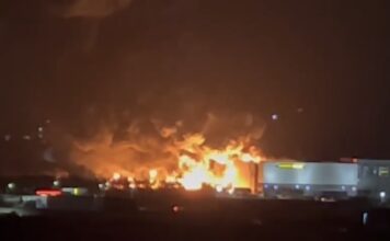 Ogroman požar na autoputu Tirana-Drač, gori fabrika boja (VIDEO) ogroman-pozar-na-autoputu-tirana-drac,-gori-fabrika-boja-(video)