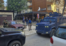 Pripadnici Rosu sa oružjem ispred vrtića u Kosovskoj Mitrovici pripadnici-rosu-sa-oruzjem-ispred-vrtica-u-kosovskoj-mitrovici