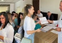 Dr Mahmutović uručio rješenja: 98 zdravstvenih radnika dobilo stalno zaposlenje dr-mahmutovic-urucio-rjesenja:-98-zdravstvenih-radnika-dobilo-stalno-zaposlenje