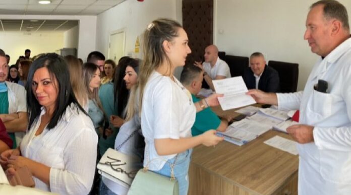 dr-mahmutovic-urucio-rjesenja:-98-zdravstvenih-radnika-dobilo-stalno-zaposlenje