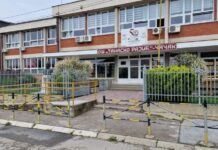 Horor u čačanskoj školi: Devojčica u dvorište uletela sa nožem, očevici kažu – došla je da odbrani brata kog su vršnjaci ranije ubacili u kantu horor-u-cacanskoj-skoli:-devojcica-u-dvoriste-uletela-sa-nozem,-ocevici-kazu-–-dosla-je-da-odbrani-brata-kog-su-vrsnjaci-ranije-ubacili-u-kantu