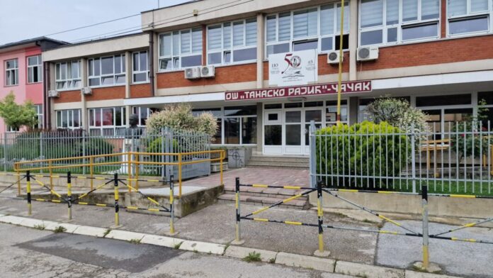 horor-u-cacanskoj-skoli:-devojcica-u-dvoriste-uletela-sa-nozem,-ocevici-kazu-–-dosla-je-da-odbrani-brata-kog-su-vrsnjaci-ranije-ubacili-u-kantu