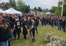 Potresne slike sa groblja u Vrnjačkoj Banji: Veliki broj ljudi došao da isprati mladog Stefana na večni počinak, niko ne može da zadrži suze potresne-slike-sa-groblja-u-vrnjackoj-banji:-veliki-broj-ljudi-dosao-da-isprati-mladog-stefana-na-vecni-pocinak,-niko-ne-moze-da-zadrzi-suze