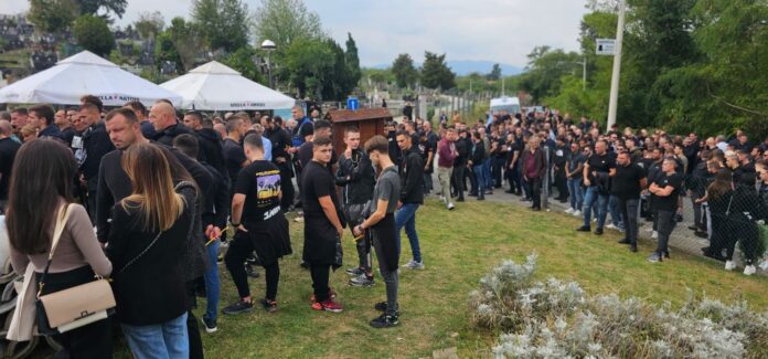 potresne-slike-sa-groblja-u-vrnjackoj-banji:-veliki-broj-ljudi-dosao-da-isprati-mladog-stefana-na-vecni-pocinak,-niko-ne-moze-da-zadrzi-suze