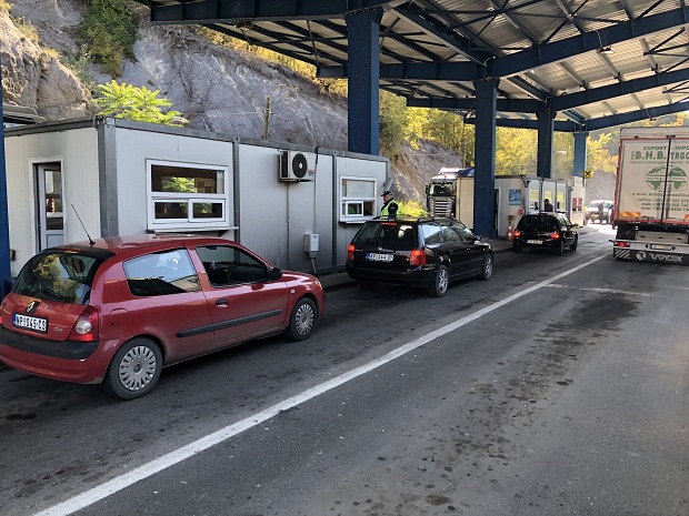 preko-administrativnih-prelaza-jarinje-i-brnjak-i-dalje-ne-moze-da-se-udje-na-kosovo preko-administrativnih-prelaza-jarinje-i-brnjak-i-dalje-ne-moze-da-se-udje-na-kosovo
