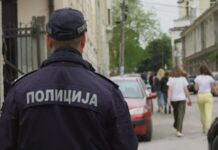 Drama u Preljini kod Čačka: Dečak uleteo sa replikom pištolja i pretio đacima, odmah reagovao dežurni policajac drama-u-preljini-kod-cacka:-decak-uleteo-sa-replikom-pistolja-i-pretio-djacima,-odmah-reagovao-dezurni-policajac