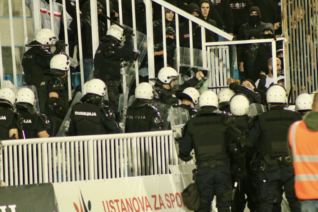 navijaci-vojvodine-se-potukli-sa-policijom-u-novom-pazaru!-jedan-policajac-ranjen