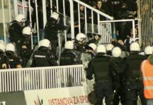 Navijači Vojvodine se potukli sa policijom u Novom Pazaru! Jedan policajac ranjen navijaci-vojvodine-se-potukli-sa-policijom-u-novom-pazaru!-jedan-policajac-ranjen