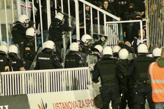 navijaci-vojvodine-se-potukli-sa-policijom-u-novom-pazaru!-jedan-policajac-ranjen navijaci-vojvodine-se-potukli-sa-policijom-u-novom-pazaru!-jedan-policajac-ranjen