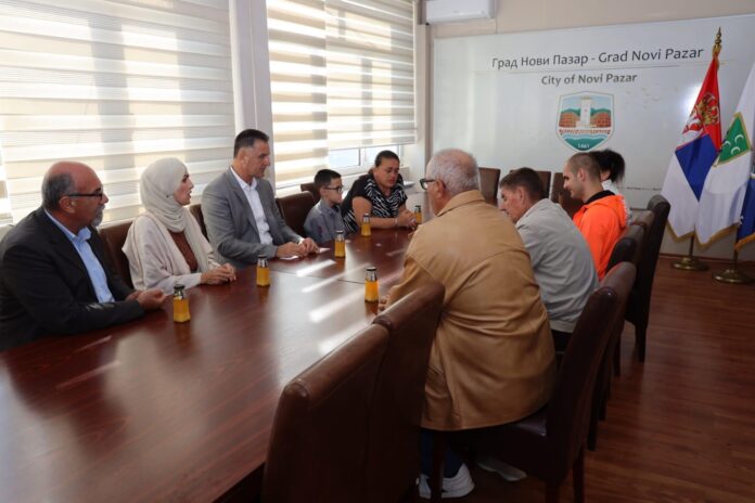 dan-belog-stapa!-gradonacelnik-bisevac-ugostio-clanove-saveza-slepih-i-slabovidih