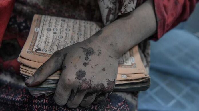 ispod-rusevina-spasena-palestinka-s-kur’anom-u-rukama