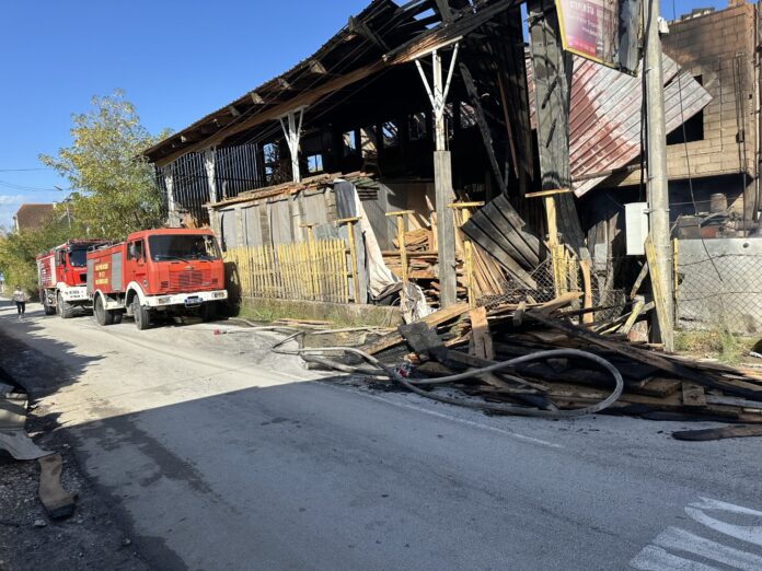 tragedija-u-selu-trnava-kod-novog-pazara:-pozar-unistio-fabriku-peleta-i-namestaja