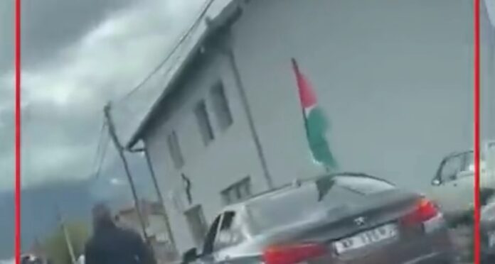 kosovska-policija-pohapsila-svatove-iz-novog-pazara-zbog-palestinske-zastave-(video) kosovska-policija-pohapsila-svatove-iz-novog-pazara-zbog-palestinske-zastave-(video)