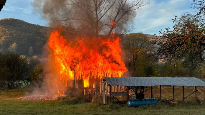 pozar-u-novom-pazaru:-nema-povredjenih,-vatrogasci-sprecili-sirenje-vatre