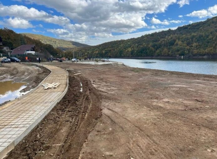 nastavljeni-radovi-na-produzetku-pazarske-plaze-na-ribaricu