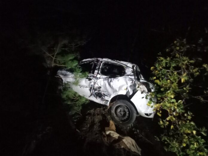 horor-kod-cetinja:-vozac-renoa-sleteo-u-provaliju-duboku-preko-150-metara,-hrabri-vatrogasci-ga-izvukli-i-spasili-–-samo-pukom-srecom-izbegnuta-tragedija-(foto)