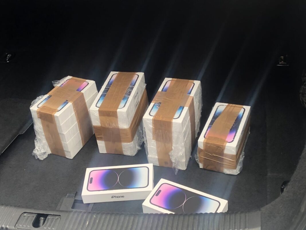 “audi”-novopazarskih-registracija-zaustavljen-na-prelazu-brnjak!-pronadjeno-40-skupocenih-ajfona-(foto)