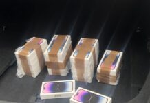 “Audi” novopazarskih registracija zaustavljen na prelazu Brnjak! Pronađeno 40 skupocenih Ajfona (FOTO) “audi”-novopazarskih-registracija-zaustavljen-na-prelazu-brnjak!-pronadjeno-40-skupocenih-ajfona-(foto)