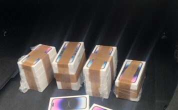 “Audi” novopazarskih registracija zaustavljen na prelazu Brnjak! Pronađeno 40 skupocenih Ajfona (FOTO) “audi”-novopazarskih-registracija-zaustavljen-na-prelazu-brnjak!-pronadjeno-40-skupocenih-ajfona-(foto)