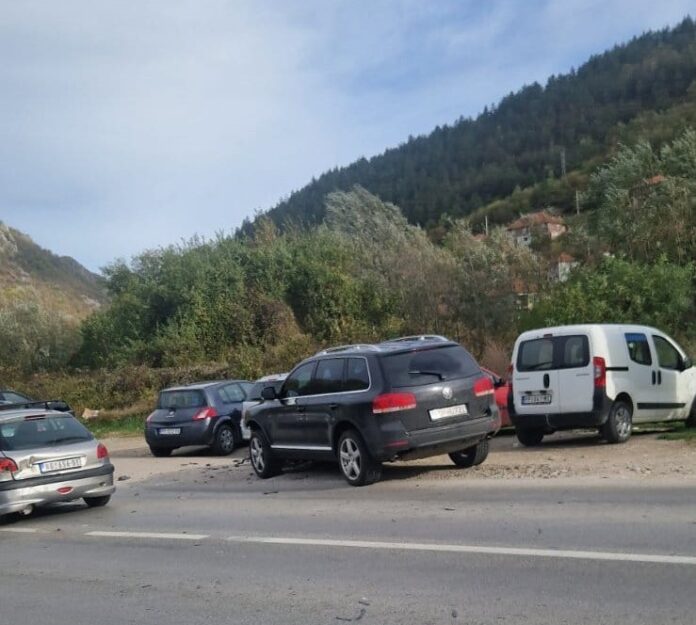 lancani-sudar-sest-vozila-kod-prijepolja:-ima-povredjenih,-prema-recima-ocevidaca-medju-njima-i-dvoje-dece