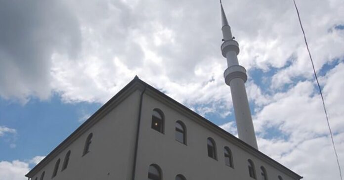 opljackana-dzamija-u-novom-pazaru:-ukraden-dvr-snimac,-pretpostavlja-se-da-su-sa-ovim-delom-povezani-razbojnici-koji-na-ovaj-nacin-prikrivaju-tragove opljackana-dzamija-u-novom-pazaru:-ukraden-dvr-snimac,-pretpostavlja-se-da-su-sa-ovim-delom-povezani-razbojnici-koji-na-ovaj-nacin-prikrivaju-tragove