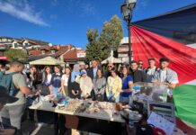 Novi Pazar: Frizerske makaze seku nepravdu – učenici škole pružaju podršku Palestini novi-pazar:-frizerske-makaze-seku-nepravdu-–-ucenici-skole-pruzaju-podrsku-palestini