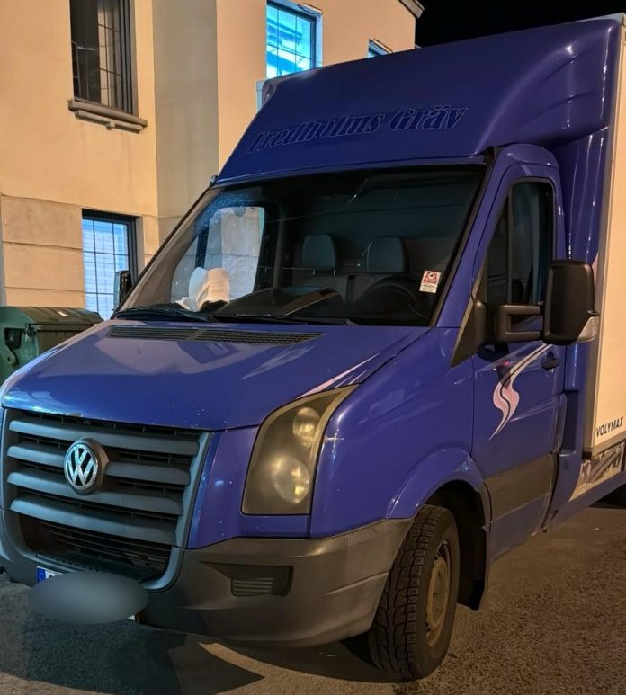 tovar-garderobe-vredan-preko-50.000-evra-ispod-tepiha