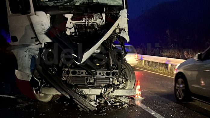 udes-kod-usca-stvorio-haos-na-putu:-kolone-vozila-dugacke-kilometrima-(video) udes-kod-usca-stvorio-haos-na-putu:-kolone-vozila-dugacke-kilometrima-(video)