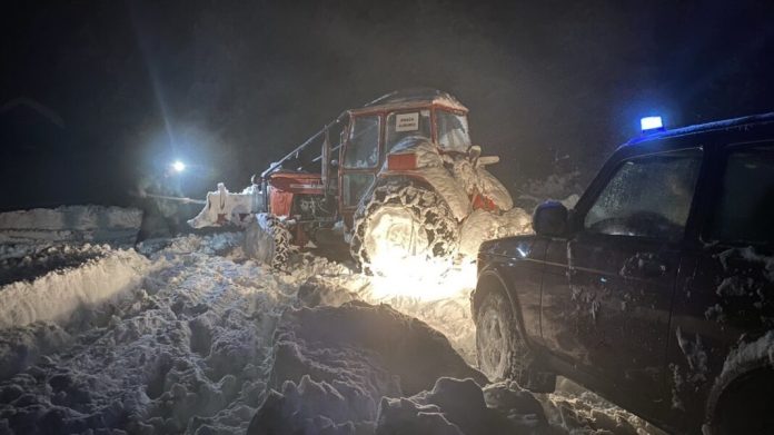 u-ivanjickom-kraju-nocas-iz-snega-spasene-cetiri-osobe u-ivanjickom-kraju-nocas-iz-snega-spasene-cetiri-osobe