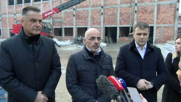 blagojevic,-bisevac-i-memic-obisli-radove-na-rekonstrukciji-skole-u-novom-pazaru blagojevic,-bisevac-i-memic-obisli-radove-na-rekonstrukciji-skole-u-novom-pazaru