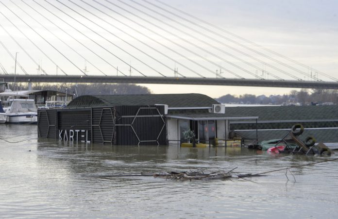 causic:-nema-stradalih-i-povredjenih-na-splavu-kartel,-svs-evakuisao-114-lica