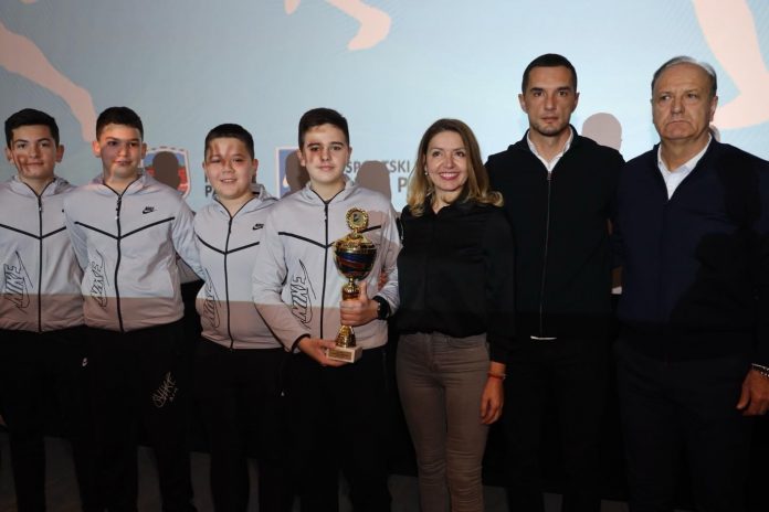 mladi-mijatovic-primio-priznanje-grada-novog-pazara-za-fenomenalan-uspeh-mladih-rukometasa